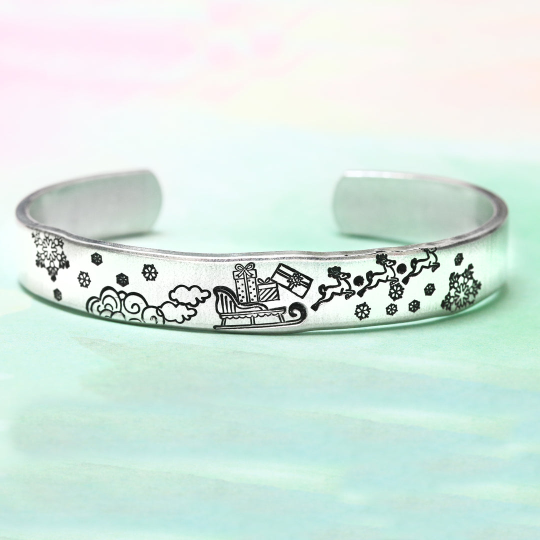 Reindeer Flying Right Design Stamp, 5.3mm - Beaducation Original